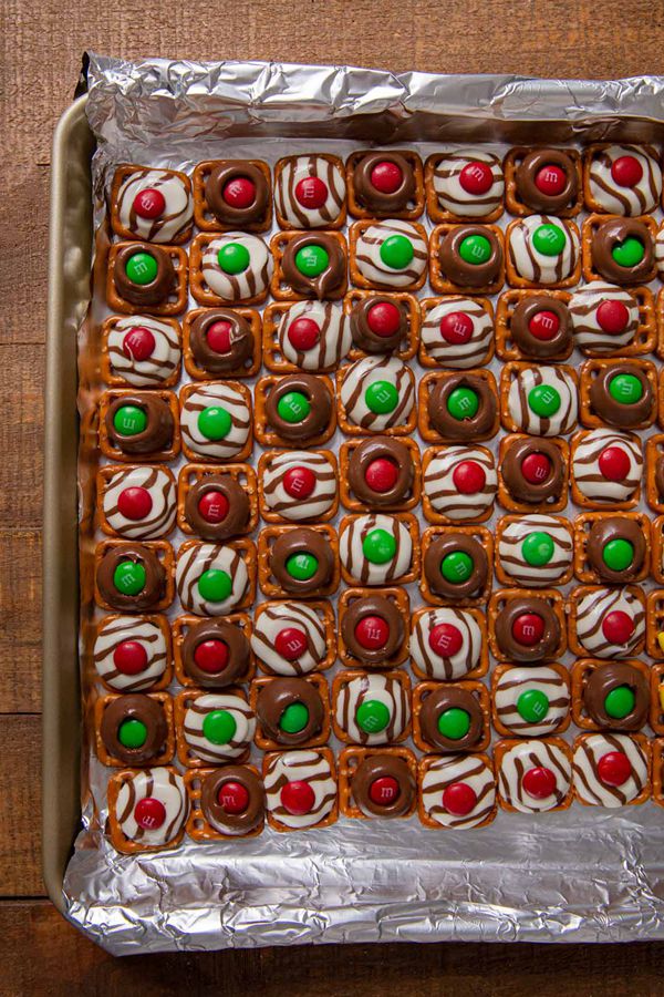Christmas Pretzel Hug Snacks - Snack Recipes for Kids